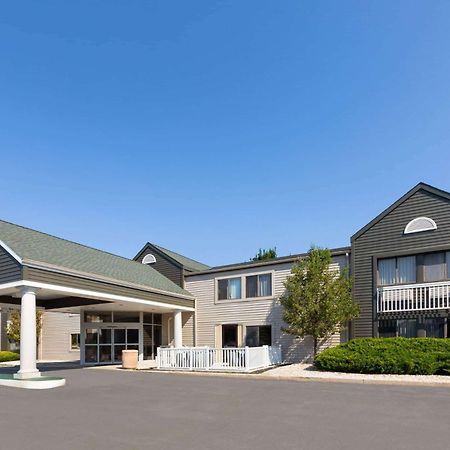 La Quinta Inn By Wyndham Sheboygan Exterior photo