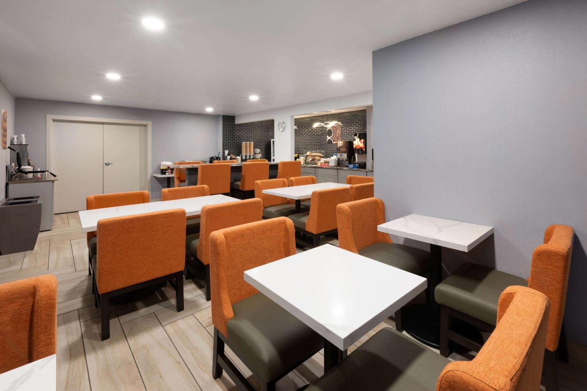 La Quinta Inn By Wyndham Sheboygan Exterior photo
